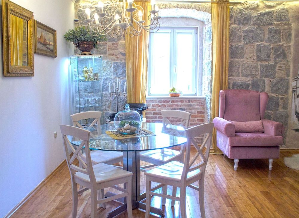 undefined Split Theatre Apartments 5