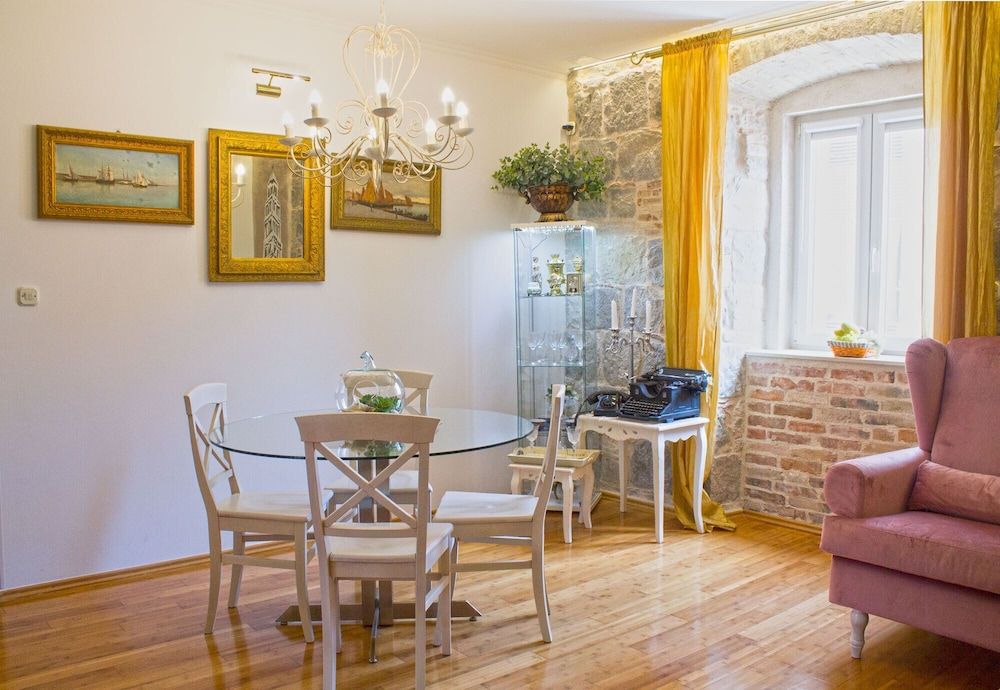 undefined Split Theatre Apartments 10