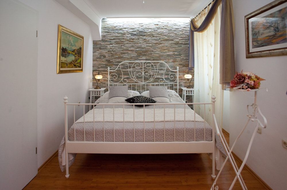 undefined Split Theatre Apartments 4