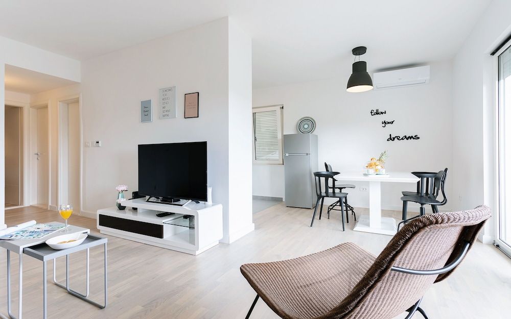 Apartment Black & White Apartment (Comfort Two Bedroom Apartment with Ba) 27