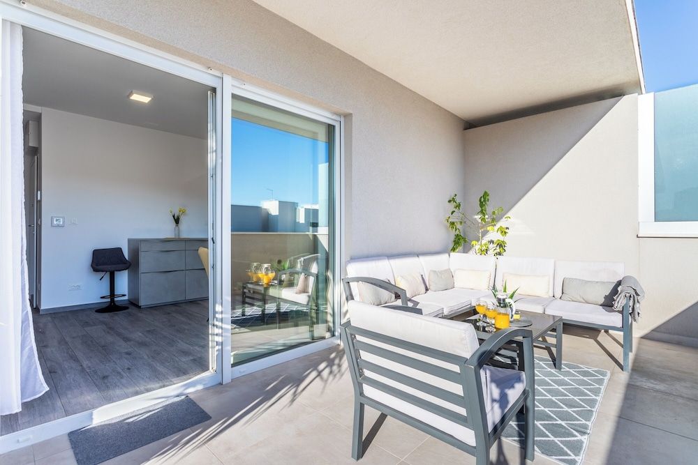 Luxury Modern Penthouse w Jacuzzi & Huge Terrace Apartment 13