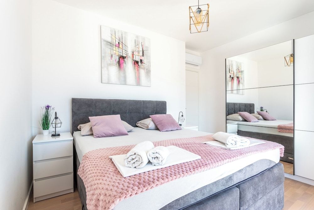 Luxury Modern Penthouse w Jacuzzi & Huge Terrace Apartment 10