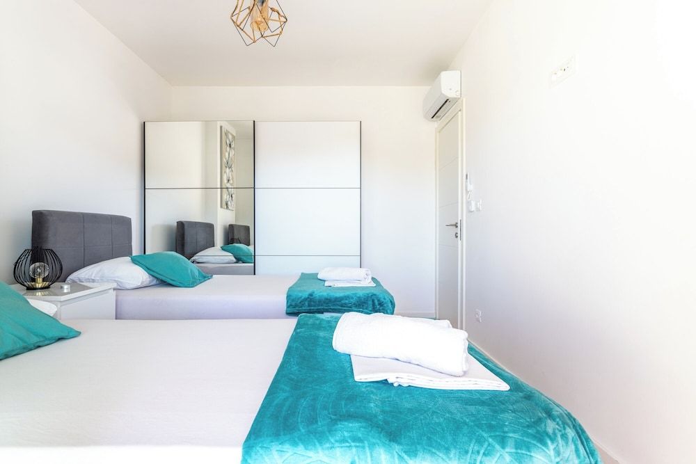 Luxury Modern Penthouse w Jacuzzi & Huge Terrace Apartment 6