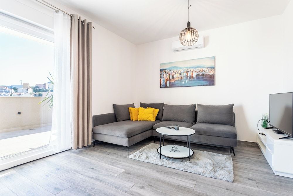 Luxury Modern Penthouse w Jacuzzi & Huge Terrace Apartment 28