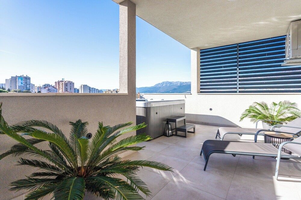 Luxury Modern Penthouse w Jacuzzi & Huge Terrace Apartment 16