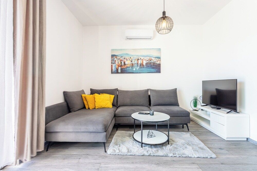 Luxury Modern Penthouse w Jacuzzi & Huge Terrace Apartment 26