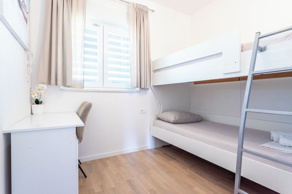 Luxury Modern Penthouse w Jacuzzi & Huge Terrace Apartment 9