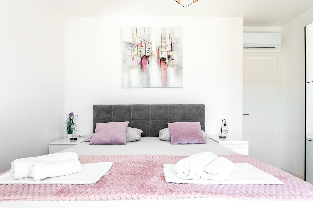 Luxury Modern Penthouse w Jacuzzi & Huge Terrace Apartment 7