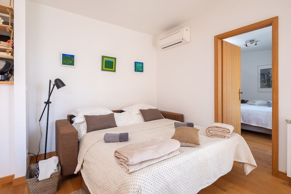 Modern apt With Terrace 4 min Walk to the Beach Apartment 4