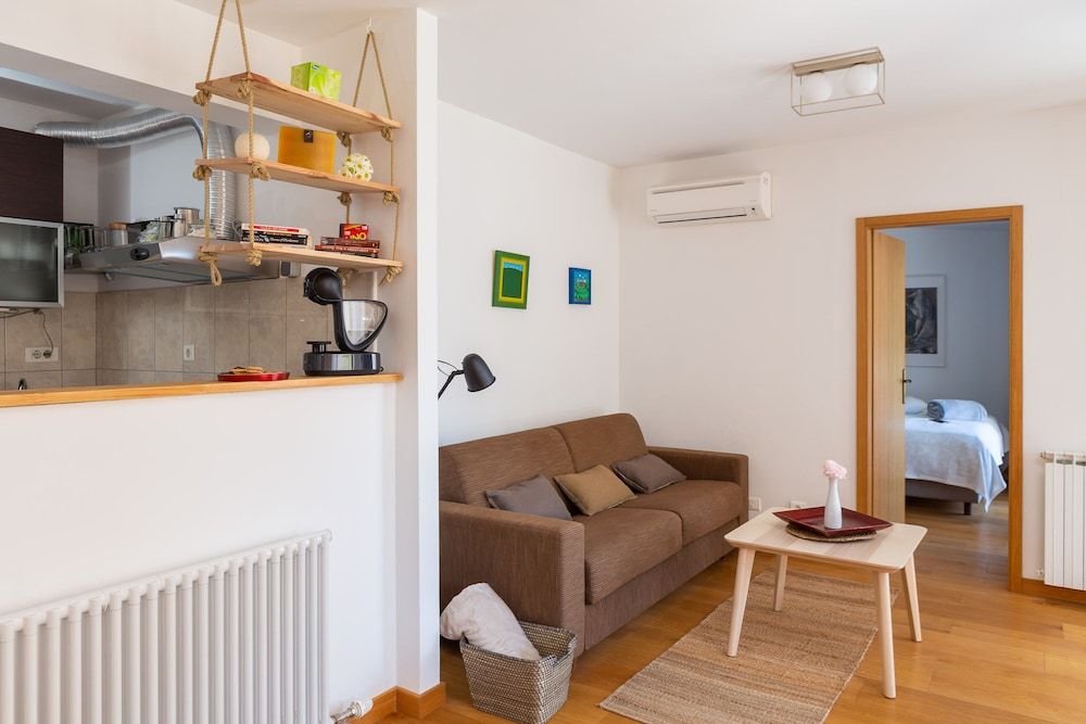 Modern apt With Terrace 4 min Walk to the Beach Apartment 13