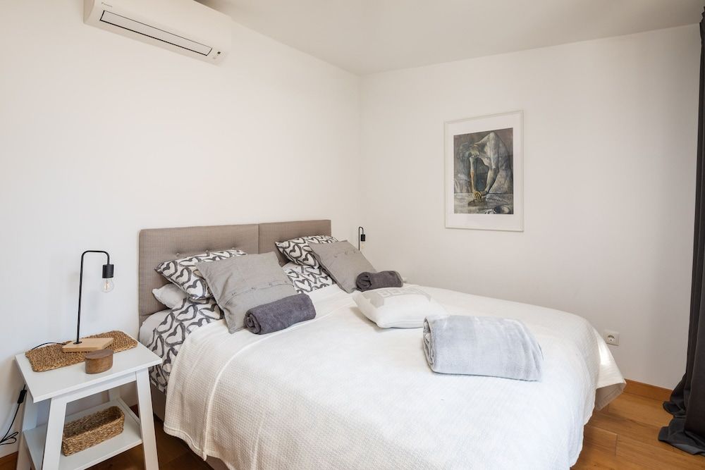 Modern apt With Terrace 4 min Walk to the Beach Apartment 2