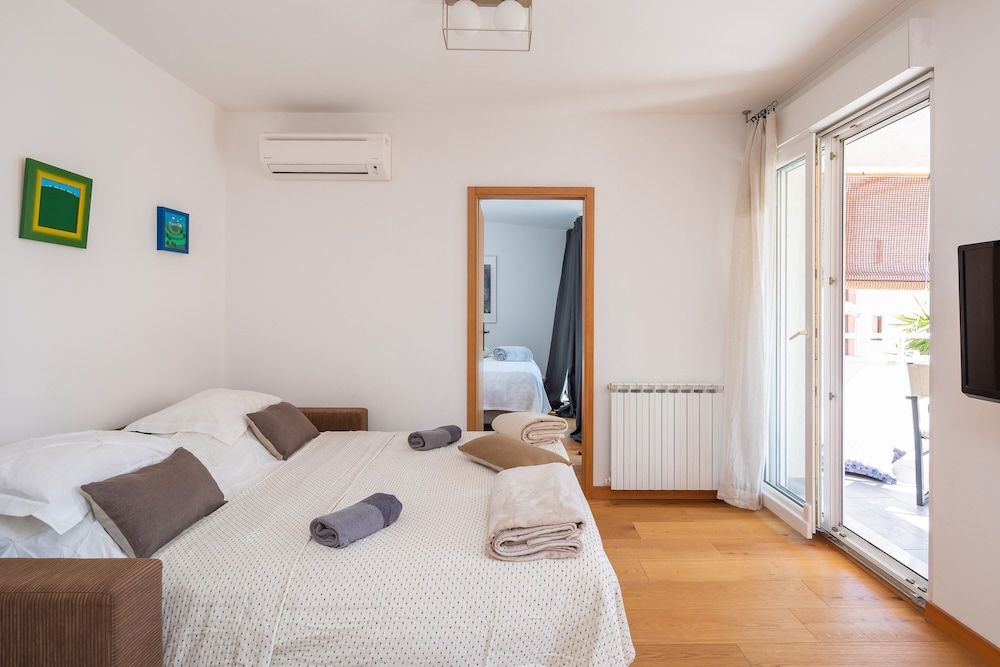 Modern apt With Terrace 4 min Walk to the Beach Apartment