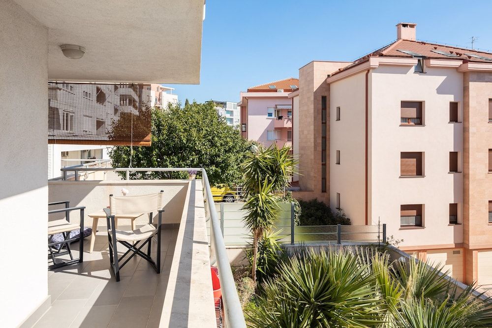 Modern apt With Terrace 4 min Walk to the Beach Apartment 6