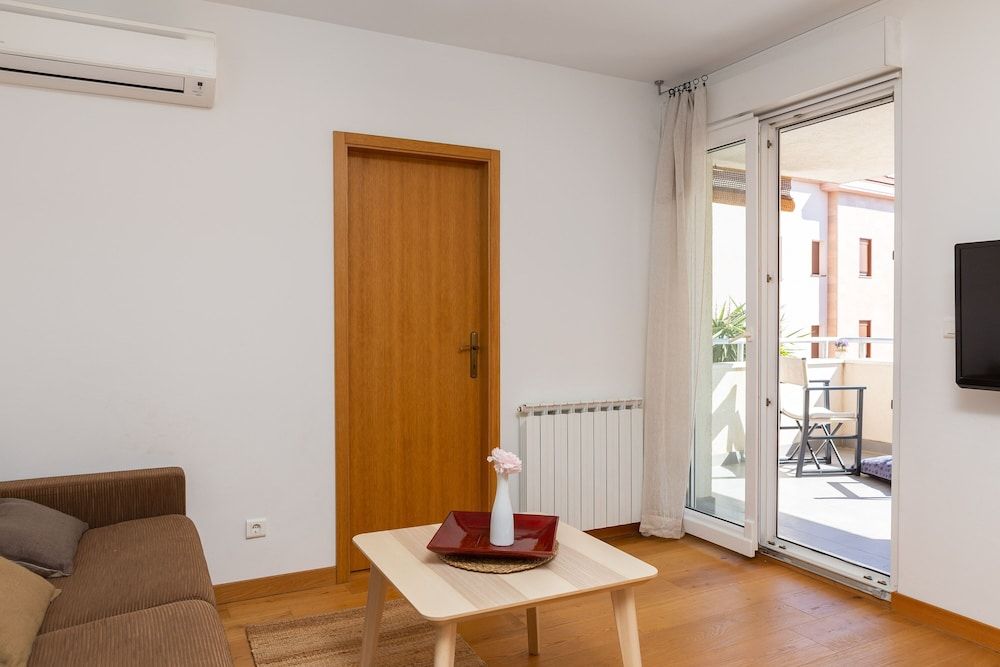 Modern apt With Terrace 4 min Walk to the Beach Apartment 18