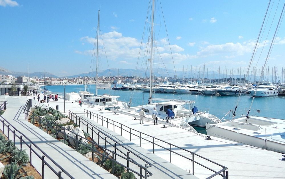 Modern apt With Terrace 4 min Walk to the Beach Apartment 10