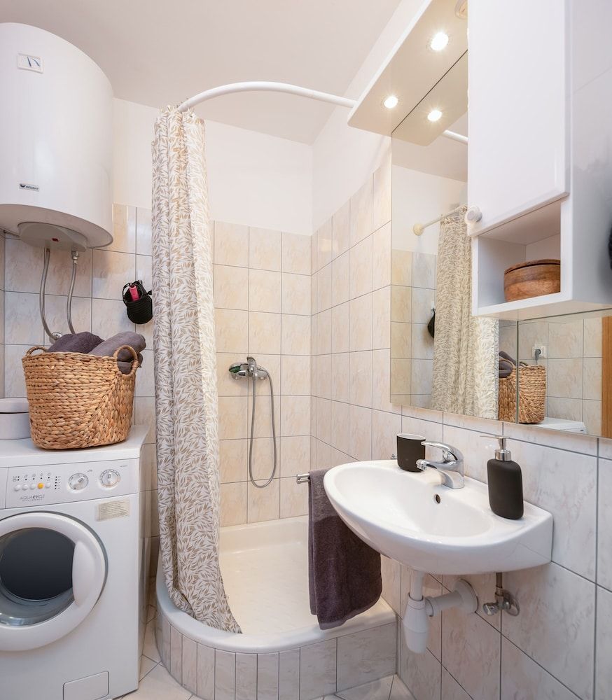 Modern apt With Terrace 4 min Walk to the Beach Apartment 12