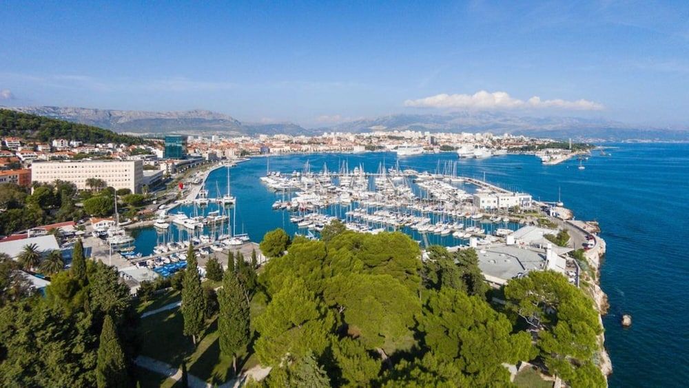 Modern apt With Terrace 4 min Walk to the Beach Apartment 9