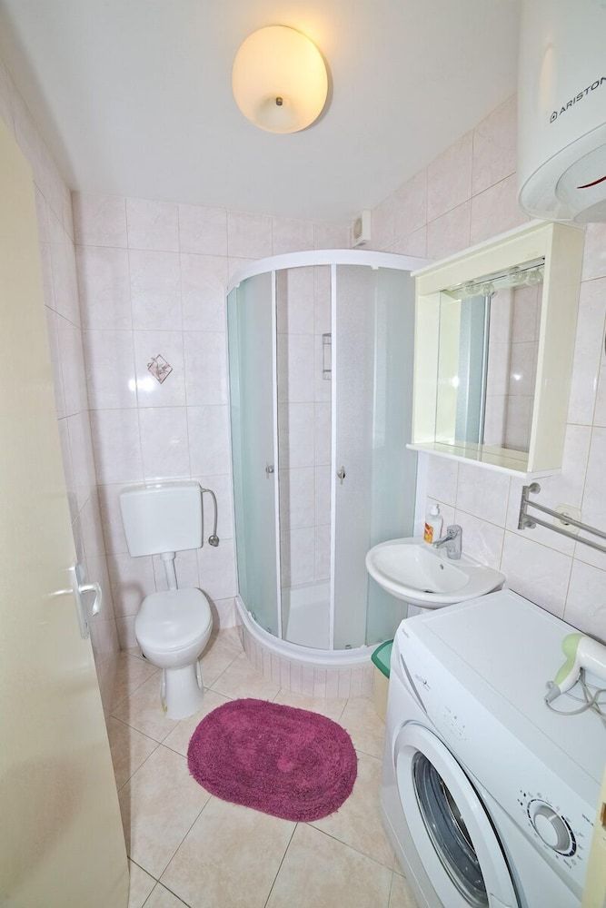 undefined Dragi - Great Location & Comfortable - SA1 9