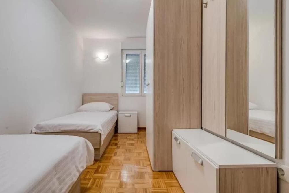 undefined Dino - Spacious Near City Centre - A1 8