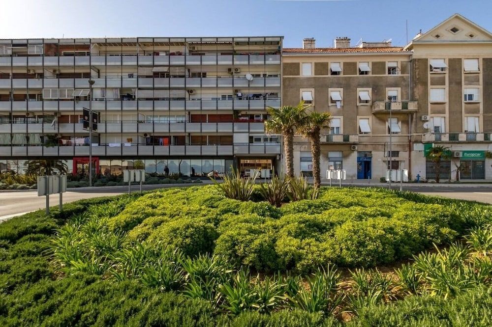 undefined Deni - Modern & in Center - A1