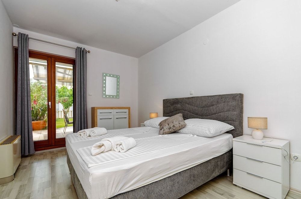 Apartments Mrs Brightside Apartment (A2) 2