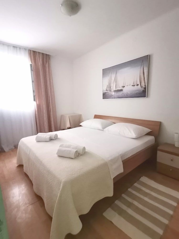 Ana Center Apartment in the Center of Split City Apartment, 2 Queen Beds 4