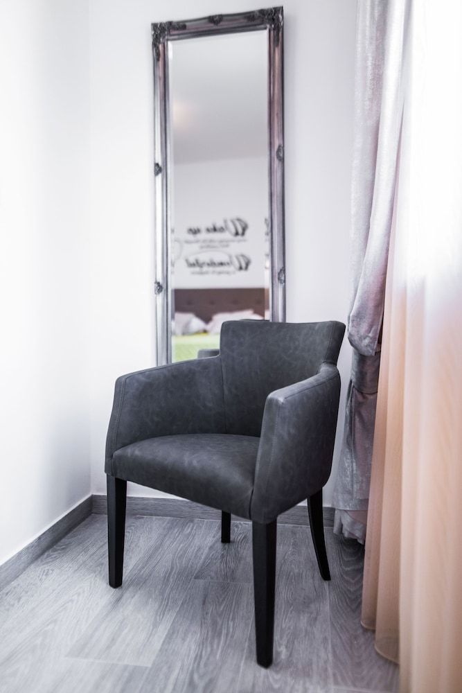 undefined L&L Apartments 8