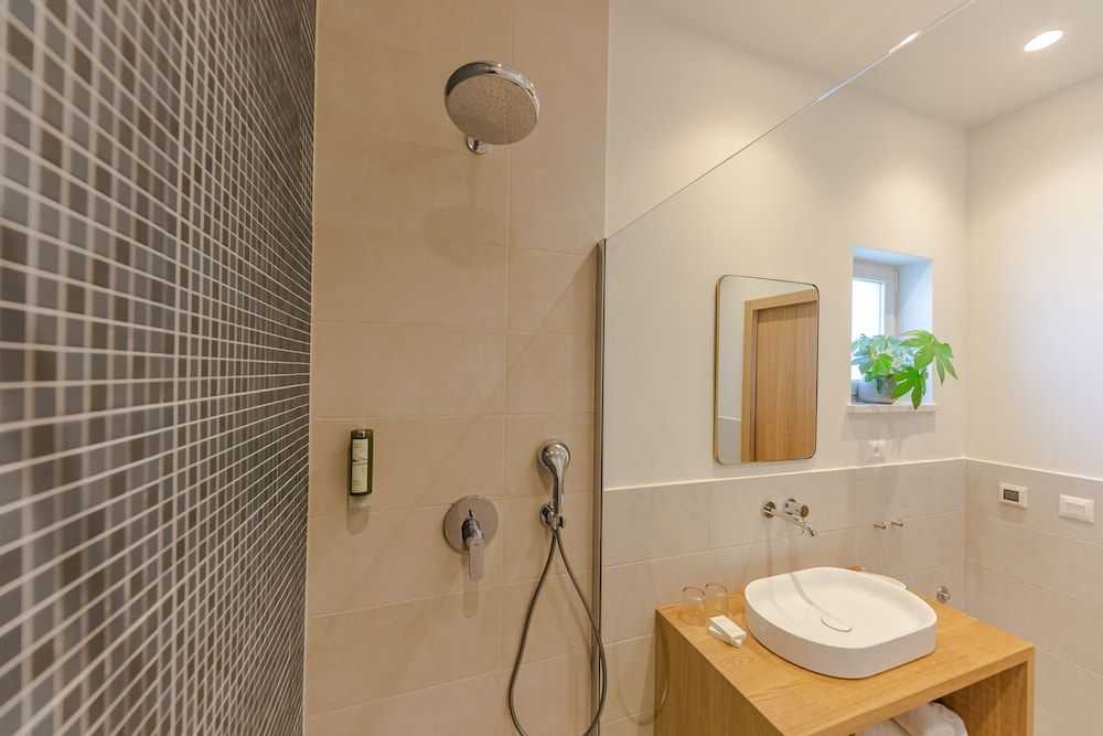 The Olive Poolhouse Design Apartment 6