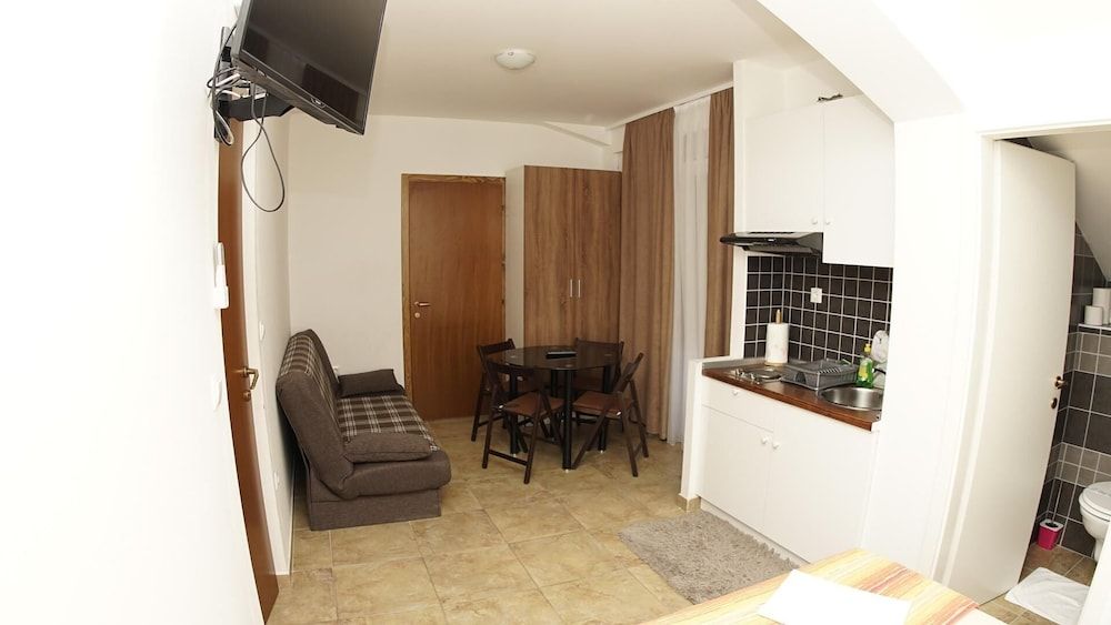 Inviting Apartment 14 Sleeps 3 Guests Apartment 17