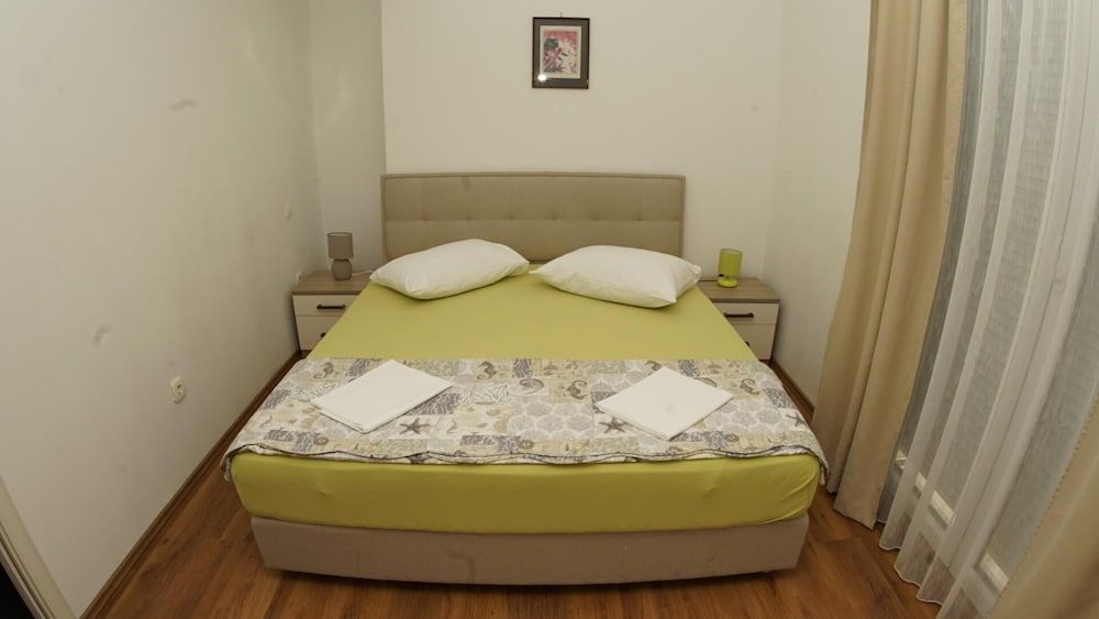 undefined Charming Apartment 3 Sleeps 4 Guests 2