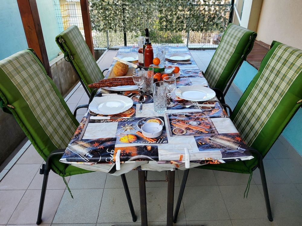 undefined Charming Apartment 3 Sleeps 4 Guests 5