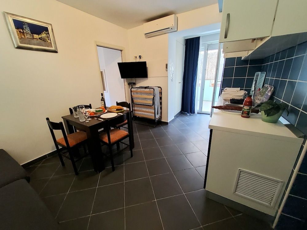 undefined Charming Apartment 3 Sleeps 4 Guests 8