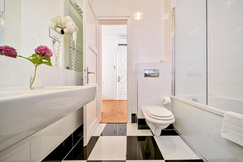 Palace Schon Milesi Deluxe Double or Twin Room, Pool View 5