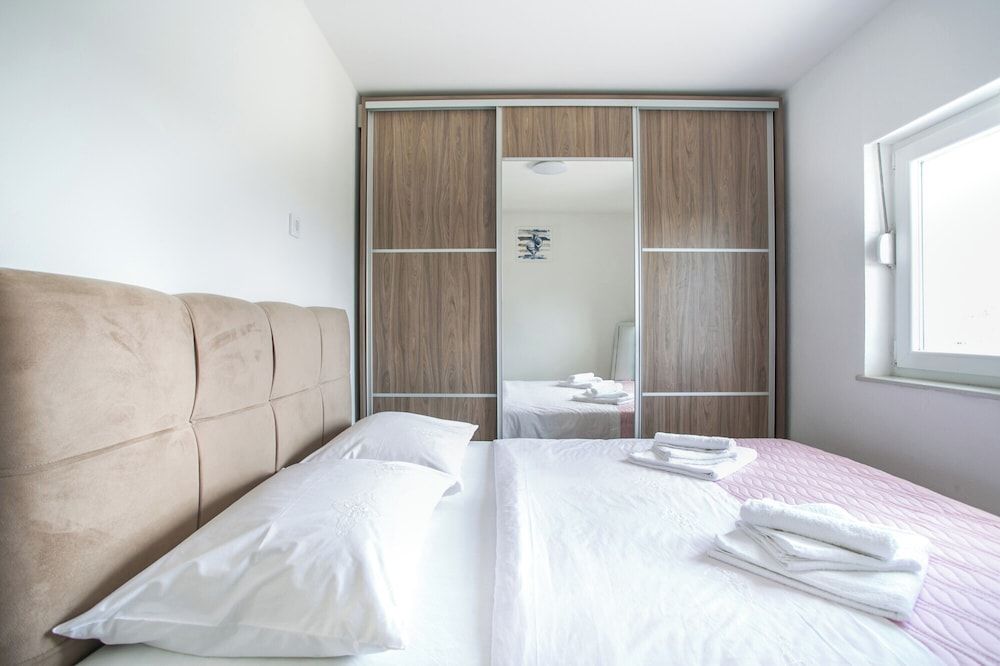 Modern House W.large Garden & Children Playground House