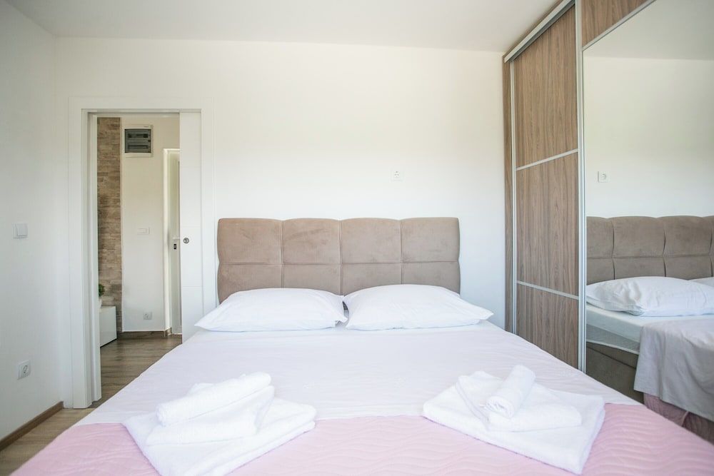 Modern House W.large Garden & Children Playground House 2