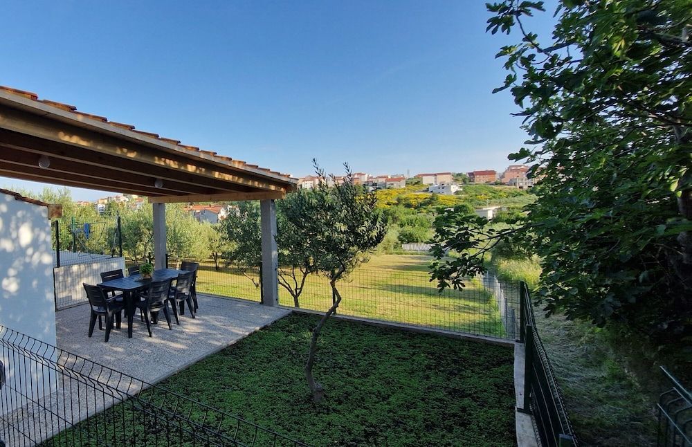 Modern House W.large Garden & Children Playground House 5