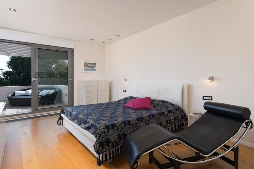 Luxury Villa White Villa, Multiple Beds 4