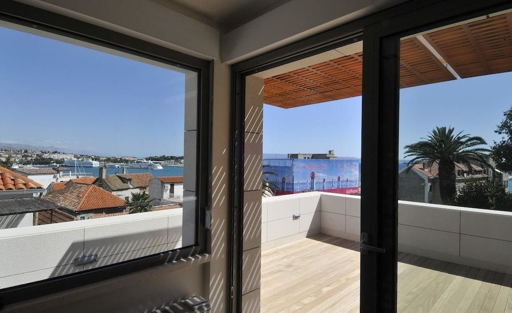 Luxury Villa White Villa, Multiple Beds 9