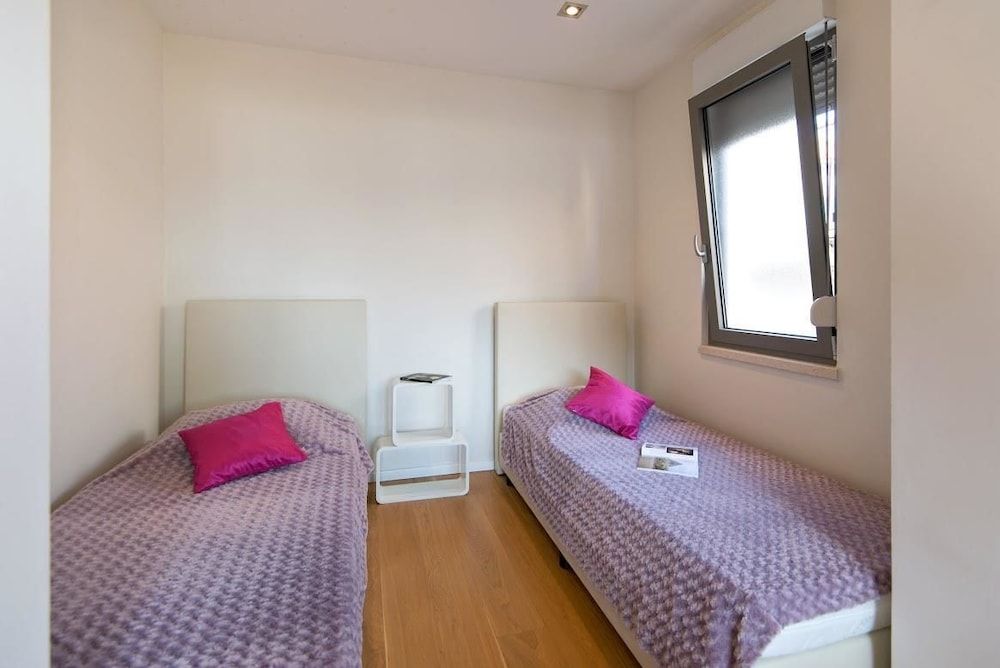 Luxury Villa White Villa, Multiple Beds 2