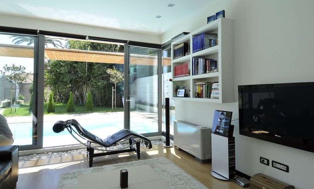 Luxury Villa White Villa, Multiple Beds 7