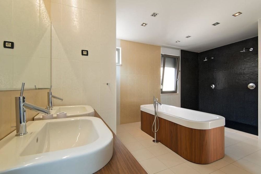 Luxury Villa White Villa, Multiple Beds 11