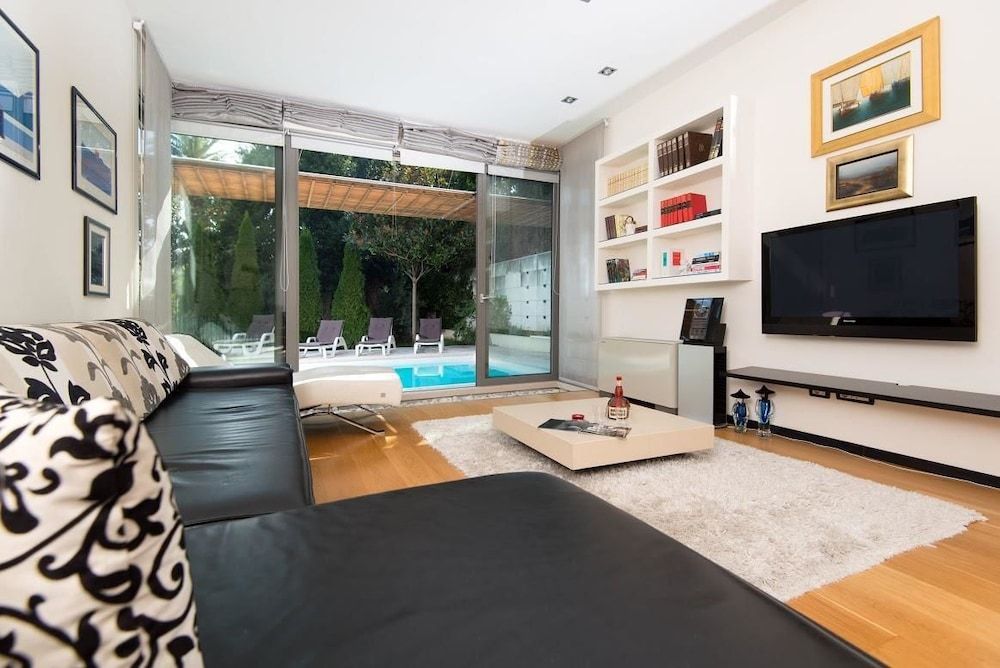 Luxury Villa White Villa, Multiple Beds 19