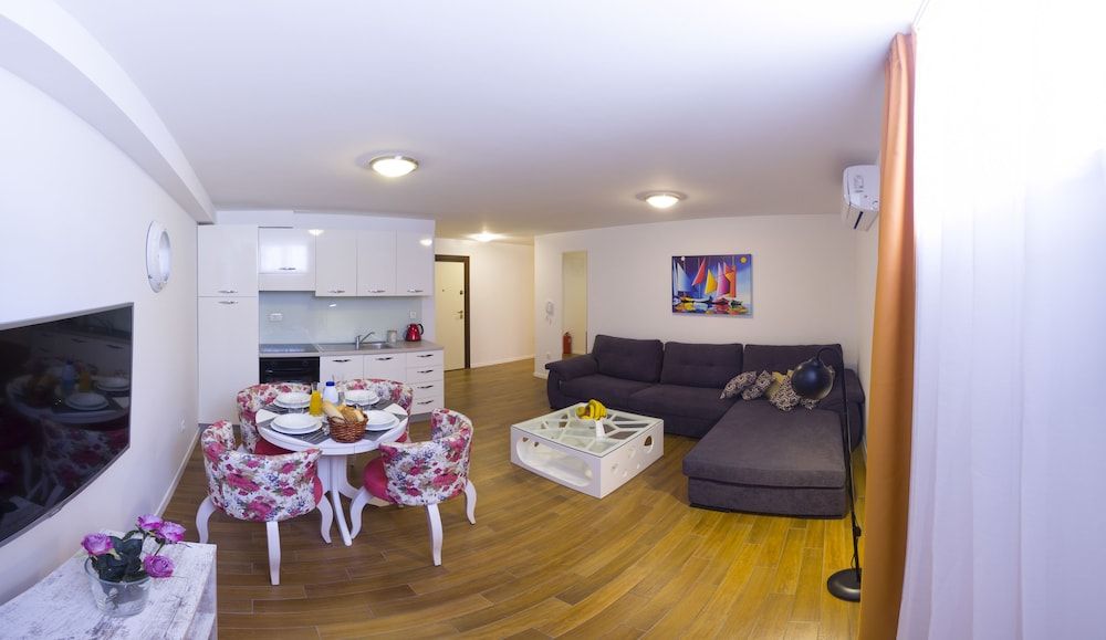 undefined Royal Residence Chica Cure