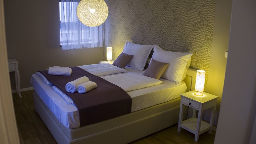 undefined Royal Residence Chica Cure 10