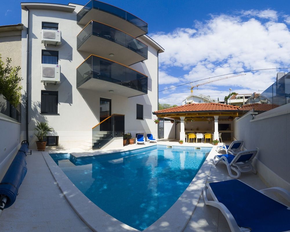 undefined Royal Residence Chica Cure 5