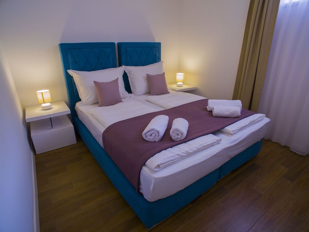 undefined Royal Residence Chica Cure 9