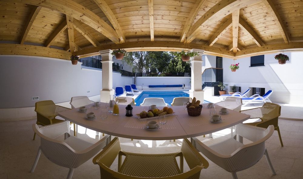 undefined Royal Residence Chica Cure 2