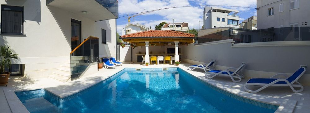 undefined Royal Residence Chica Cure 4