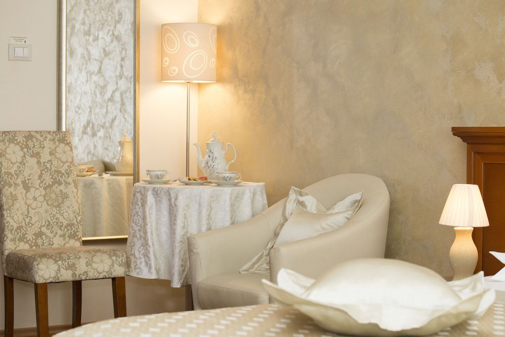 Royal Suites Superior Double Room 9