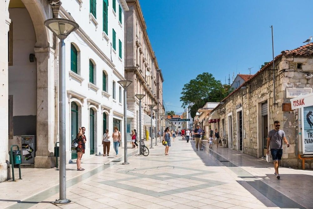 undefined Get Split Luxury Apartment 6